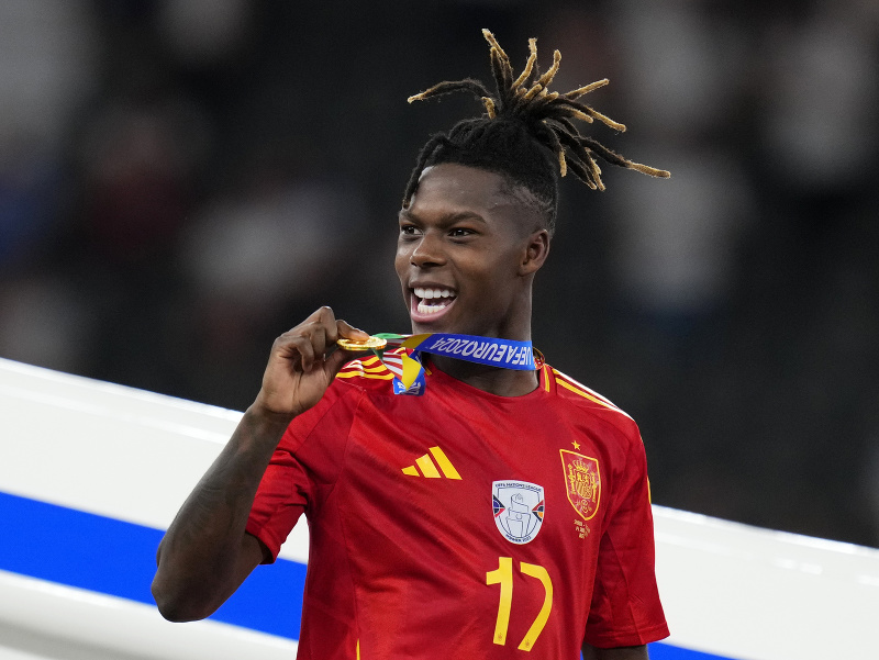 Nico Williams s medailou po výhre na EURO 2024