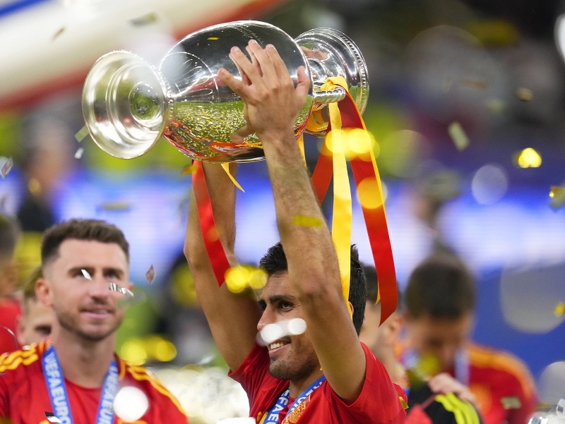 Rodri dvíha na hlavu trofej pre šampiónov Eura 2024