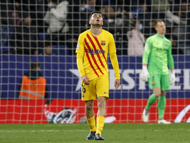 Frustrovaný Pedri a v pozadí Ter Stegen po góle Espanyolu