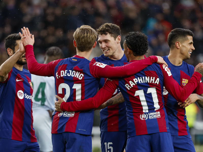Frenkie de Jong a Raphinha oslavujú so spoluhráčmi gól Barcelony