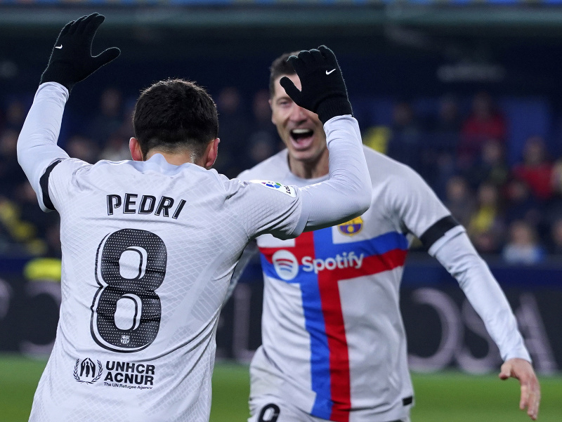 Pedri a Robert Lewandowski oslavujú gól Barcelony