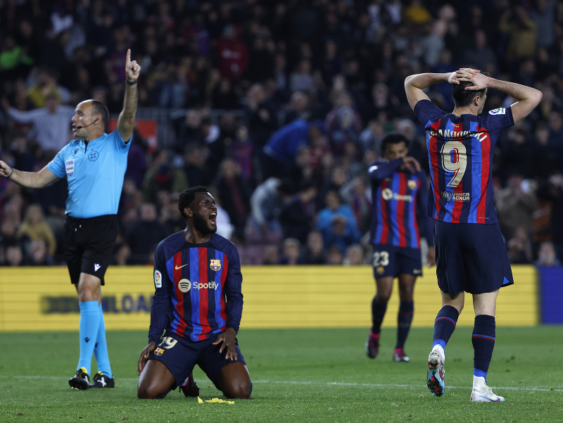 Frustrovaní hráči Barcelony po zahodenej šanci
