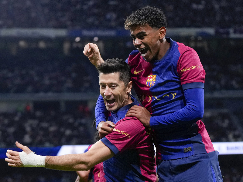 Robert Lewandowski a Lamine Yamal oslavujú gól Barcelony
