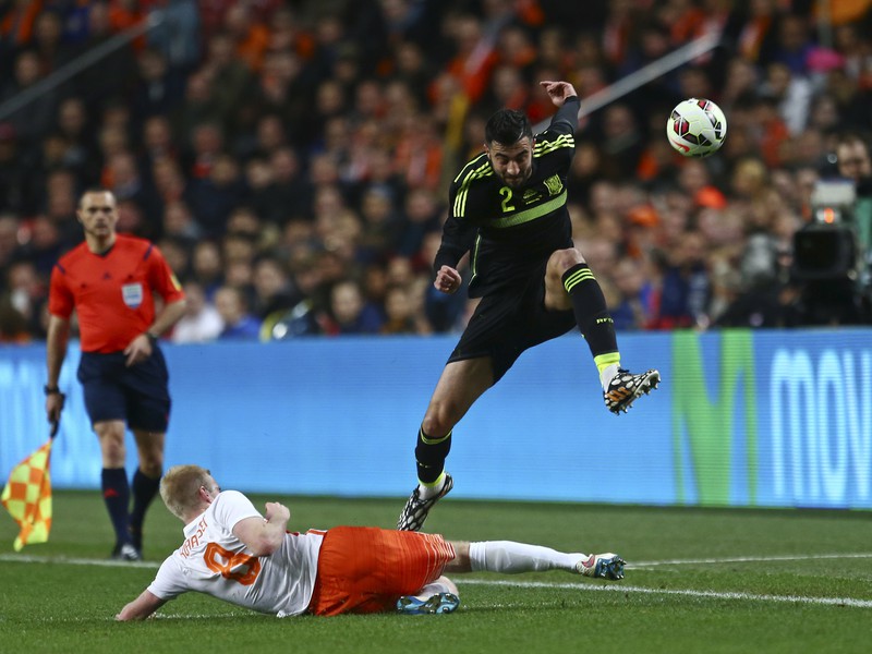 Raul Albiol a Davy Klaassen v súboji Španielska s Holandskom