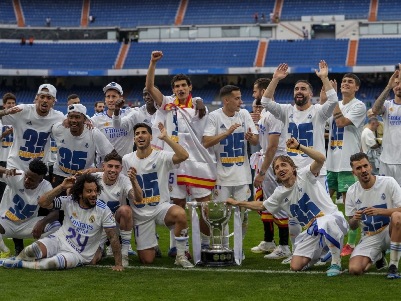 Futbalisti Realu Madrid oslavujú zisk majstrovskej trofeje