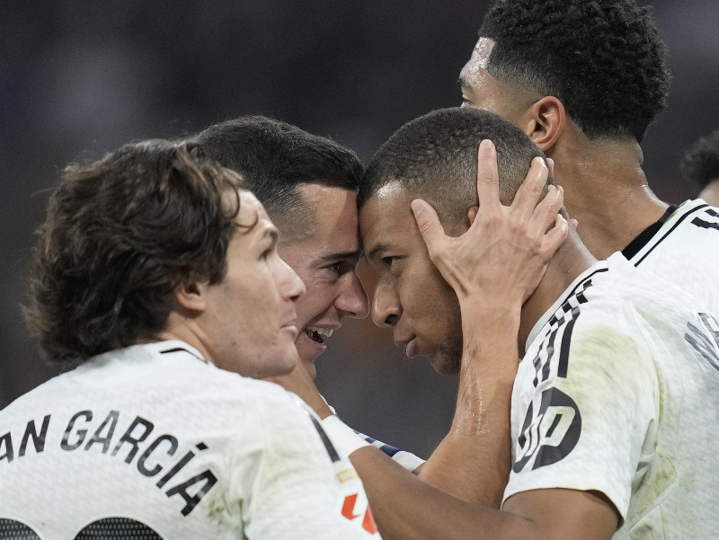 Hráč Realu Madrid Kylian Mbappé (vpravo) sa raduje z gólu so spoluhráčmi