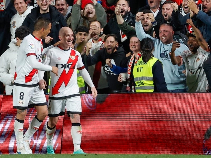 Isi Palazon a Oscar Trejo s fanúšikmi oslavujú gól Rayo Vallecano