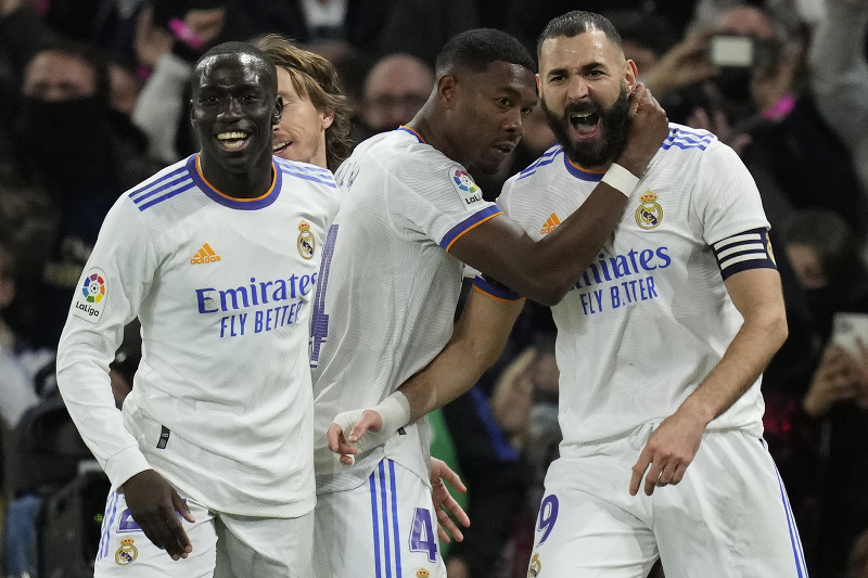 Karim Benzema so spoluhráčmi oslavuje vedúci gól Realu