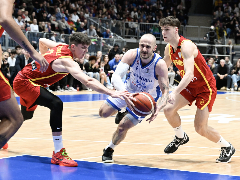 Uprostred Šimon Krajčovič (Slovensko), vpravo Mário Saint -Supery Fernandez a vľavo Sergio De Larrea Asenjo (obaja Španielsko) v súboji o loptu