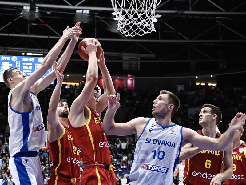 Vpravo Vladimír Brodziansky a vľavo Michael Fusek (obaja Slovensko) bojujú o loptu pod košom