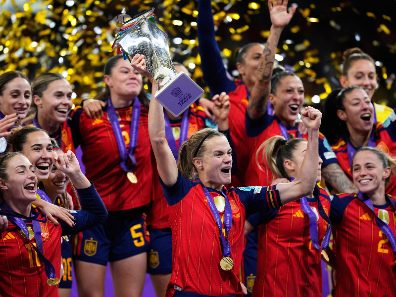 Španielske futbalistky oslavujú so zlatými medailami a trofejou obhajobu titulu v Lige národov