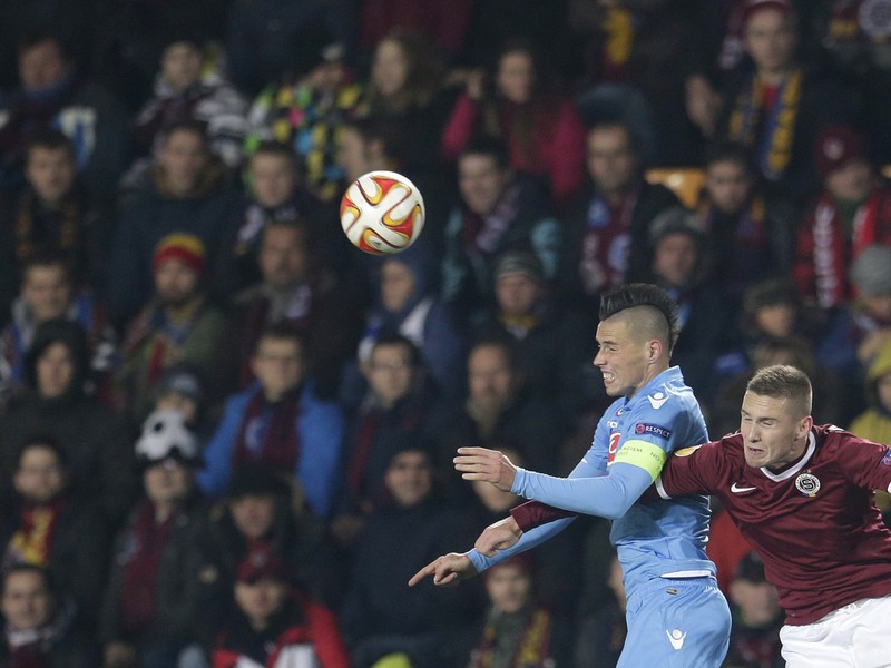 Marek Hamšík a Pavel Kadeřábek v súboji