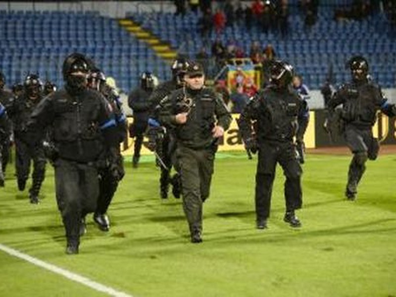 Na štadióne zasahovali aj ťažkoodenci