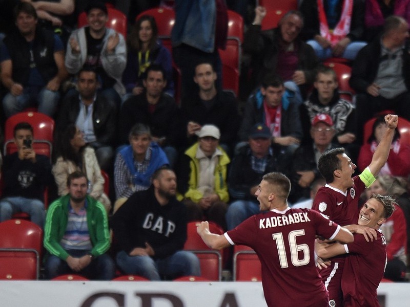 Kapitán David Lafata so spoluhráčmi oslavuje gól v pražskom derby