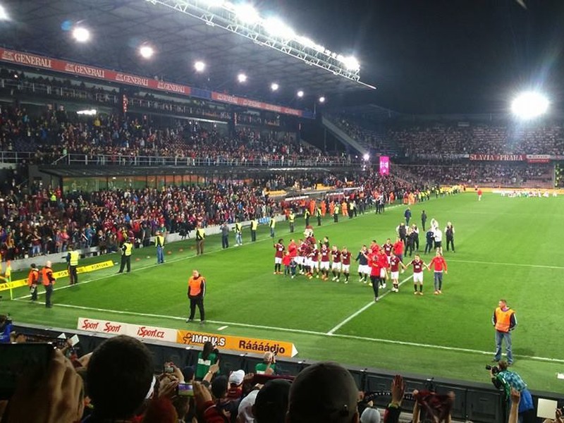 Futbalisti pražskej Sparty oslavujú triumf v derby proti Slavii