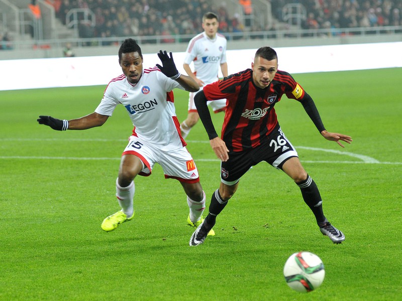 Ivan Schranz a Kingsley Madu v súboji o loptu