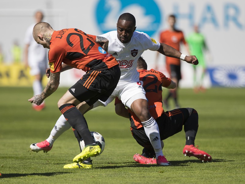 Na snímke zľava Branislav Ľupták (Ružomberok) a Reagy Baah Ofosu (Trnava)