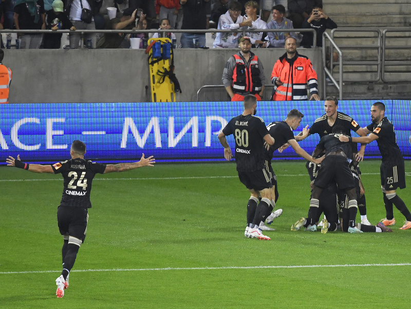 Na snímke gólová radosť hráčov Spartaka Trnava