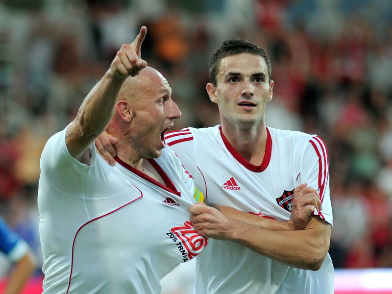 Marek Janečka (vľavo) a Erik Sabo oslavujú gól Trnavy