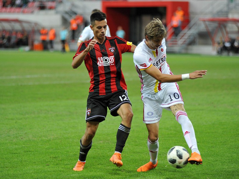 Filip Dangubič z FC Spartak Trnava a Filip Twardzik z MFK Ružomberok