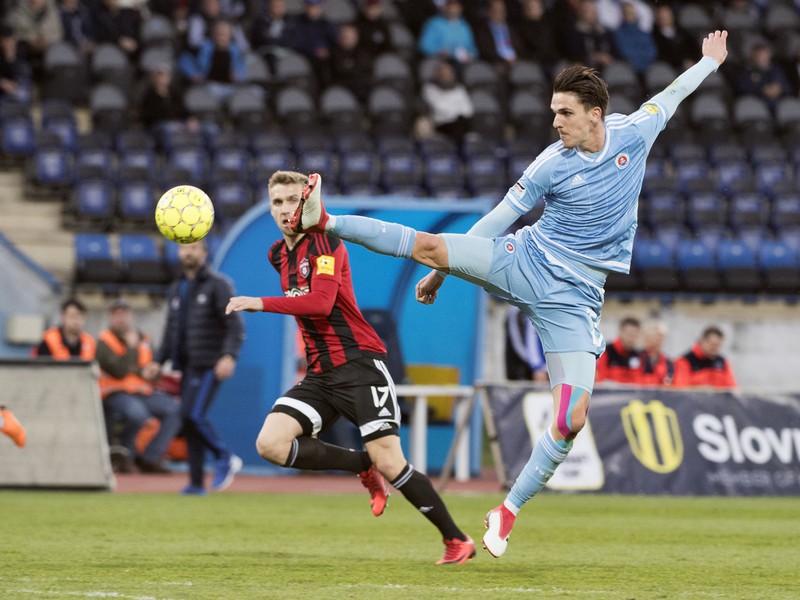 Na snímke v popredí Andraž Šporar (Slovan) a v pozadí Eldar Čivič (Trnava)