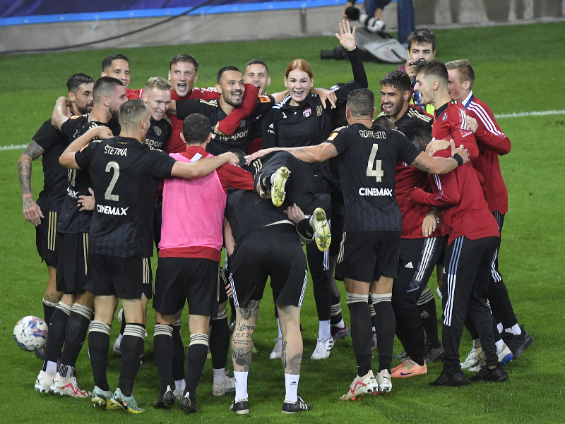 Na snímke radosť hráčov Trnavy po výhre nad Dniprom-1 po odvetnom zápase play off Európskej konferenčnej ligy