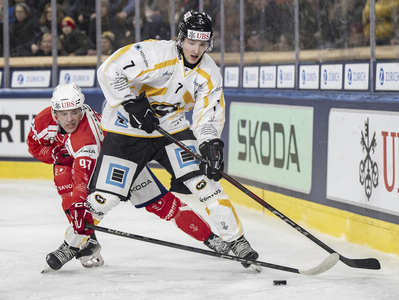Janne Peltonen (vpravo) z Oulu a Daniel Herčík z Pardubíc 