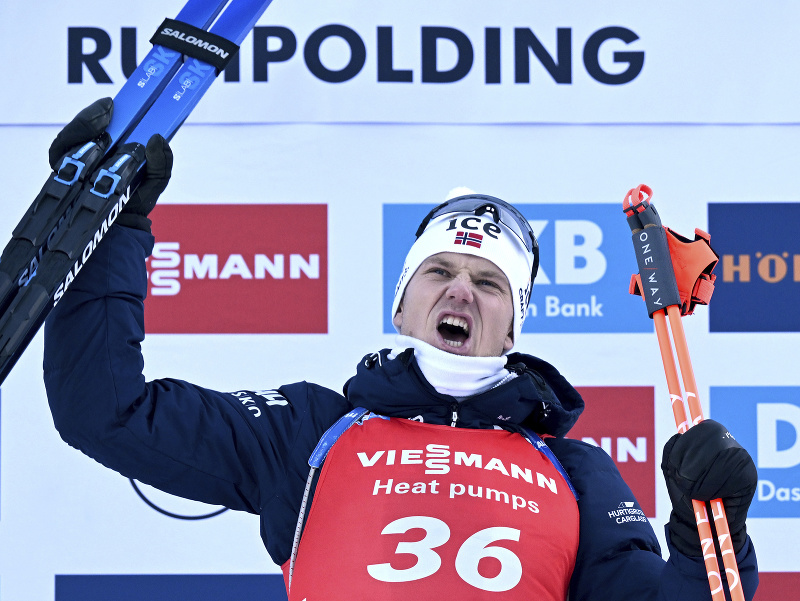 Nórsky biatlonista Vetle Sjaastad Christiansen oslavuje víťazstvo v šprinte mužov Svetového pohára v nemeckom Ruhpoldingu