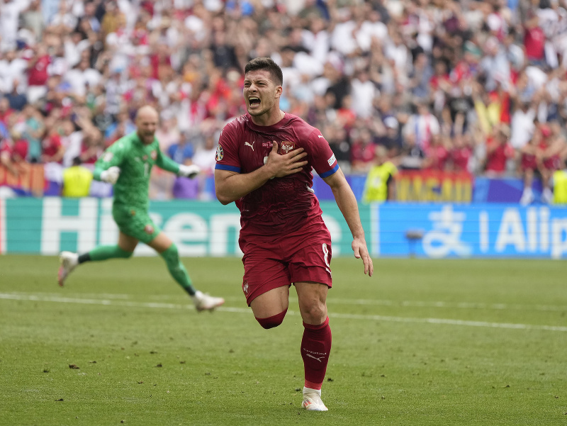 Srbský futbalista Luka Jovič sa teší po strelení vyrovnávajúceho gólu na 1:1