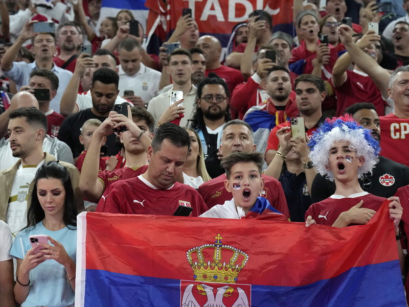 Fanúšikovia Srbska s vlajkou