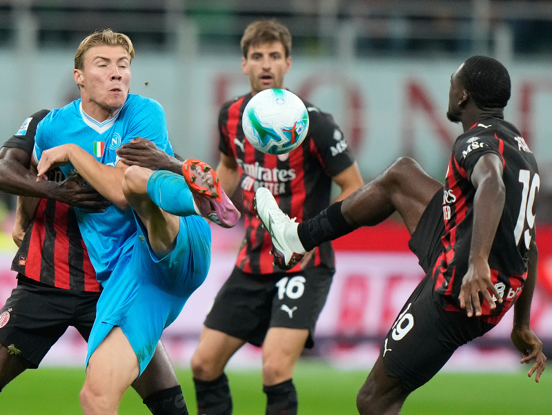 Rasmus Hojlund a Youssouf Fofana v súboji