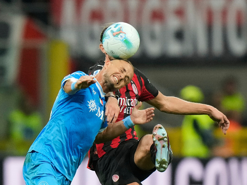 Stanislav Lobotka a Adrien Rabiot v súboji