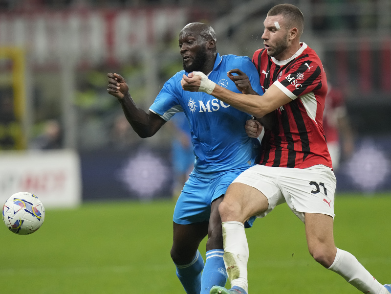 Strahinja Pavlovič (vpravo) z AC Milána a Romelu Lukaku z Neapola v súboji o loptu
