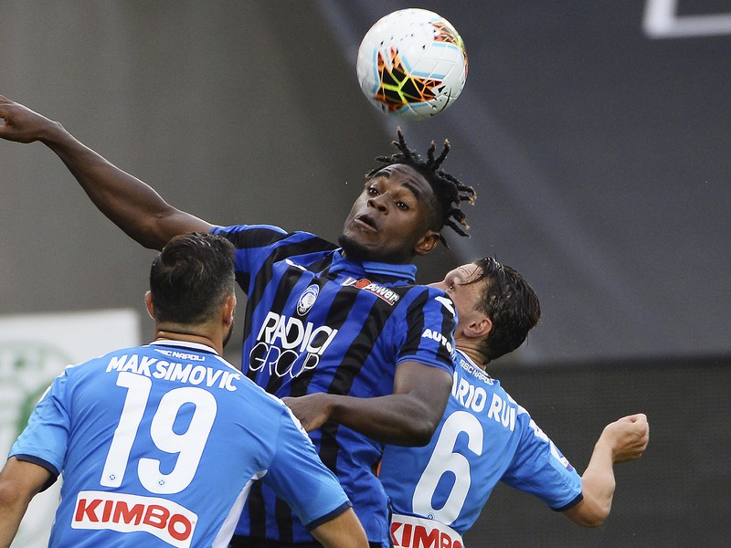 Duvan Zapata vyhral hlavičkový súboj s hráčmi Neapola 