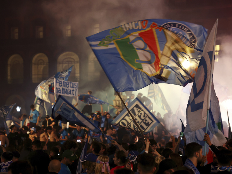 Fanúšikovia Neapolu zbesilo oslavujú triumf v talianskej lige