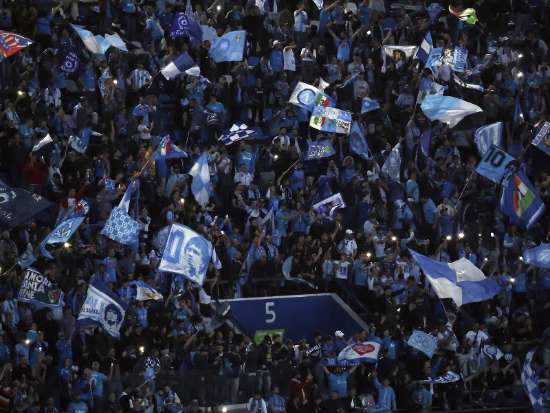Fanúšikovia Neapolu oslavujú zisk titulu na štadióne