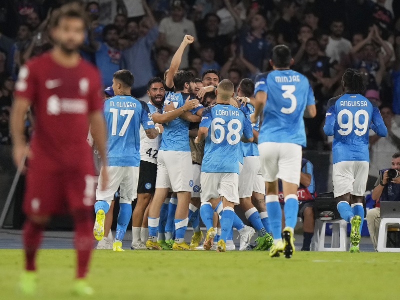 Futbalisti Neapola oslavujú gól proti Liverpoolu