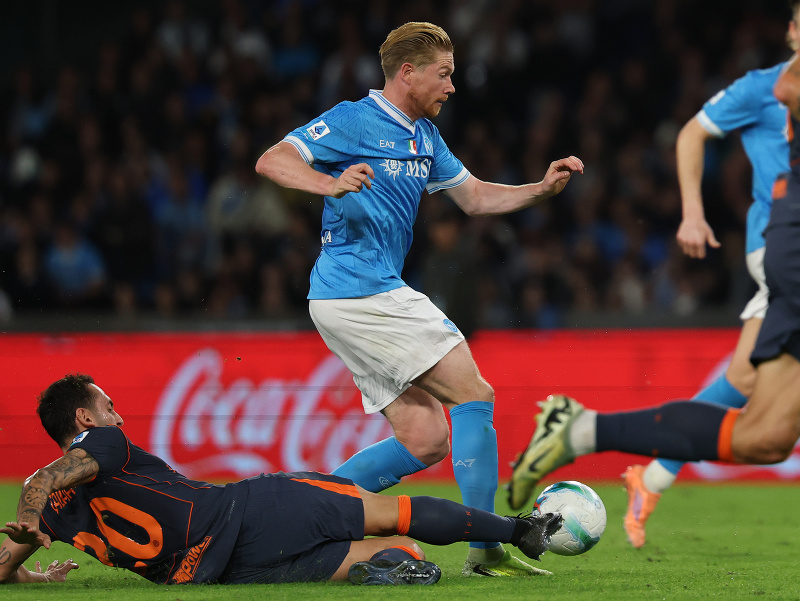 Kevin de Bruyne a Hakan Calhanoglu v súboji o loptu