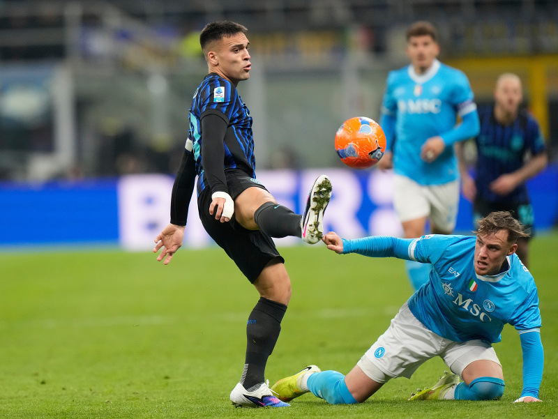Lautaro Martinez a Sam Beukema v súboji o loptu