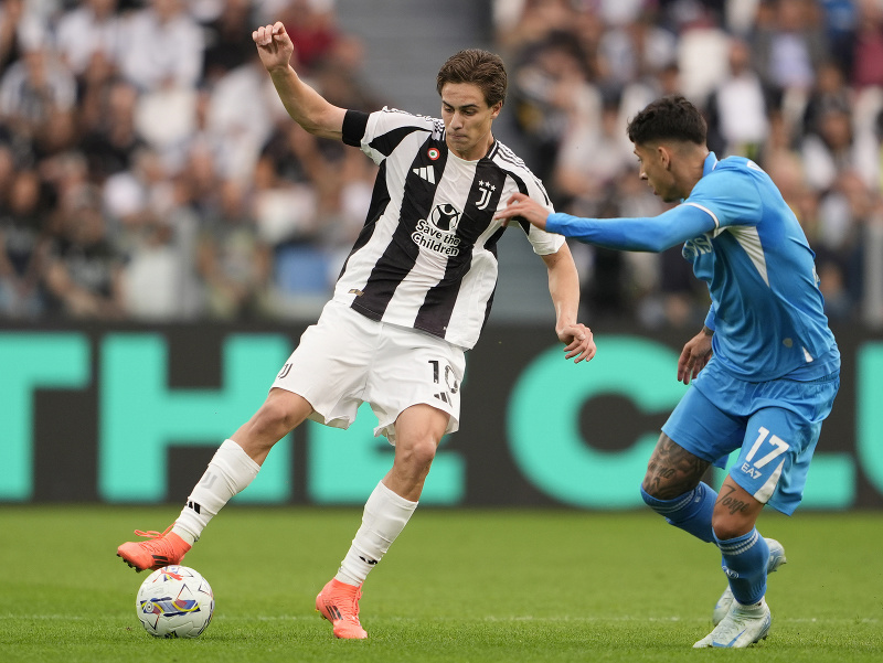 Kenan Yildiz (s loptou) a Mathias Olivera 