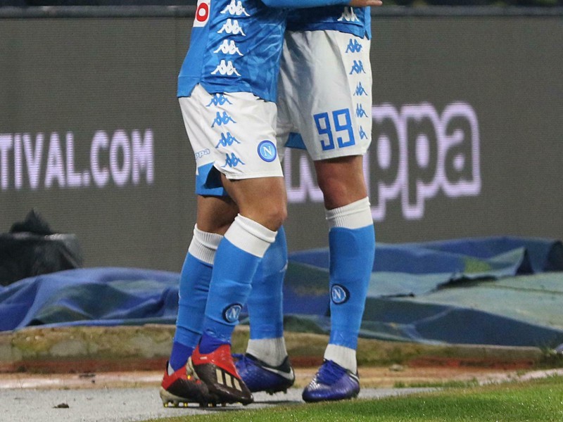 Arkadiusz Milik a Lorenzo Insigne oslavujú gól SSC