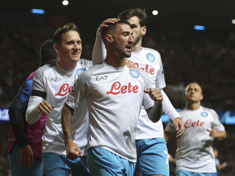 Matteo Politano sa teší so spoluhráčmi po strelení gólu