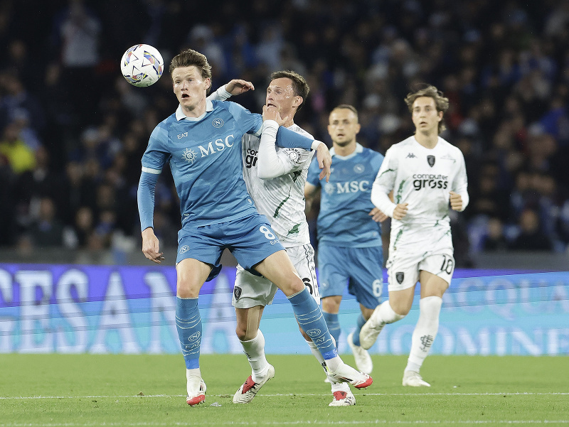 Scott McTominay a Liam Henderson v súboji o loptu