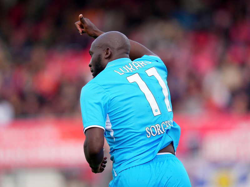Hráč Neapola Romelu Lukaku reaguje počas zápasu 