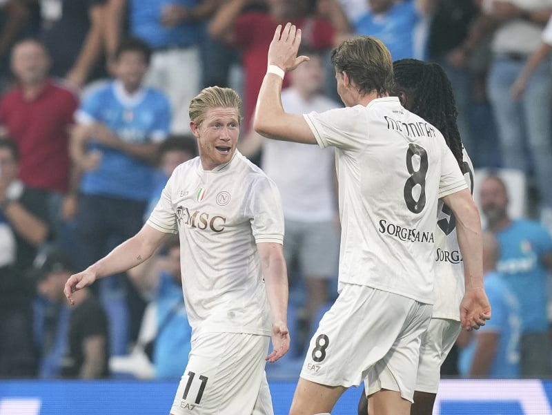 Futbalisti Neapolu Scott Mc Tominay (vpravo) a Kevin De Bruyne (vľavo) sa tešia z gólu