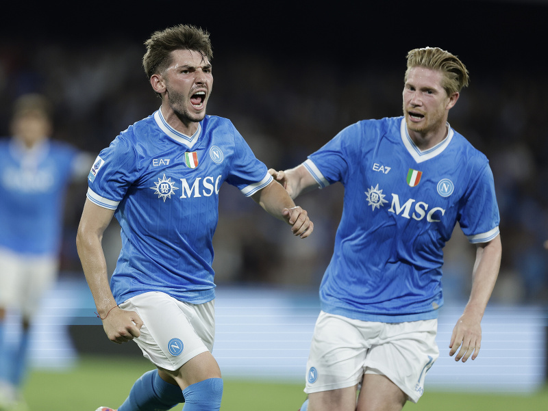 Billy Gilmour a Kevin De Bruyne oslavujú gól