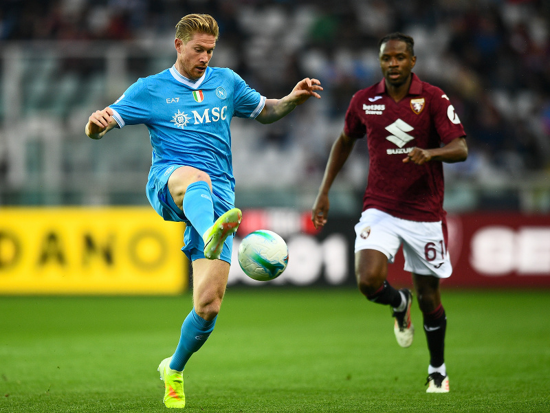 Kevin De Bruyne s loptou na nohe