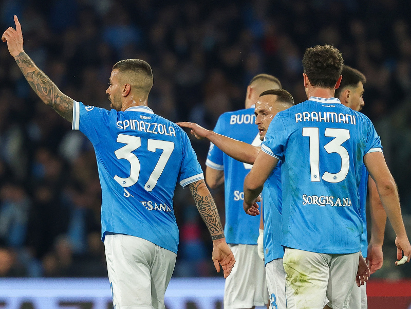 Leonardo Spinazzola sa raduje z gólového zásahu, vedľa neho Stanislav Lobotka