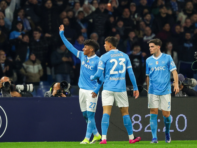  Alisson Santos (27) oslavuje strelený gól v drese Neapolu 