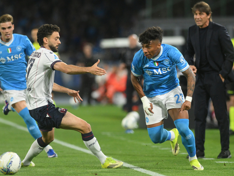 Joao Pedro (druhý zľava) a hráč Neapolu Alisson Santos bojujú o loptu